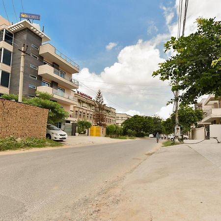 Hotel Luxury Collection Gurgaon Bagian luar foto