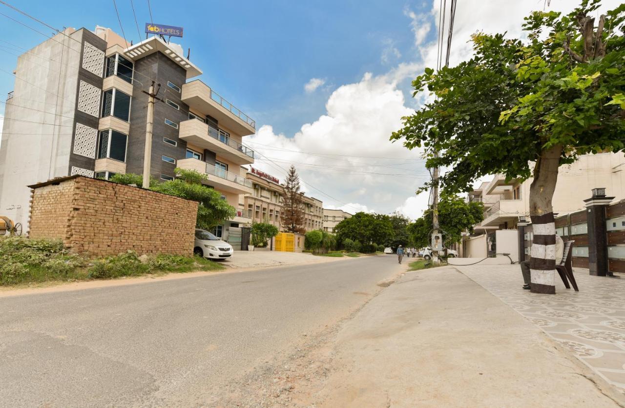 Hotel Luxury Collection Gurgaon Bagian luar foto